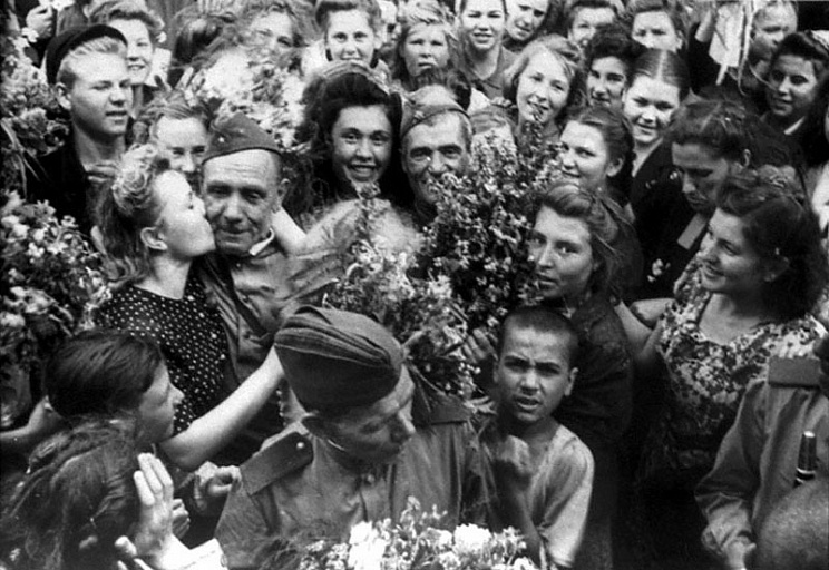 С Днем Победы! Пусть и у нас будут такие счастливые лица, и никогда - такой ценой...